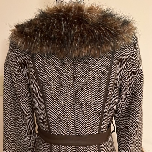 Vintage-Inspired DKNY Herringbone Midi Coat with Fur Collar & Cuffs - Picture 6 of 8